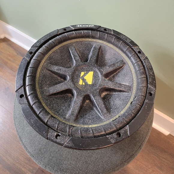 Kicker Black and Yellow Subwoofer KICKER - CompC 10" Single-Voice-Coil 4-Ohm - Picture 1 of 11
